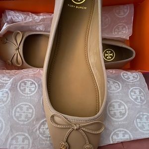 Tory Burch flat loafer too big never worn in original Box